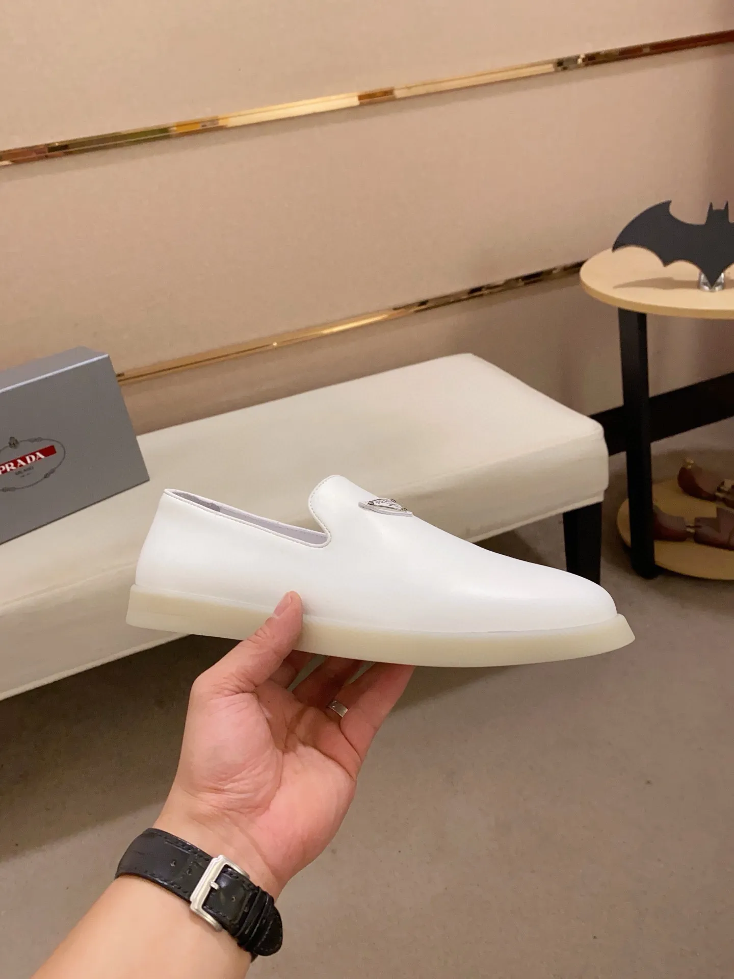 Men's shoes 💰 580💰 ✔️✔️✔️High-quality new PRADA counters are launched at the same time. The new men's shoes and 😘fabrics are selected from high-silk bald cowhide and are made by pure handicrafts. Lining: Full cowhide lining. 👍🏿 High-end ☄️ air-cushion molded anti-slip rubber outsole, exquisite lines, simple and elegant, comfortable and high-end for leisure travel. Code number: 38 to 44 (45 can be customized)